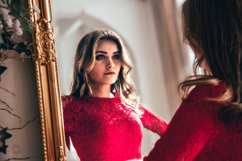 девушка, зеркало, портрет, красный, платье, рамка, отражение *** фото превью