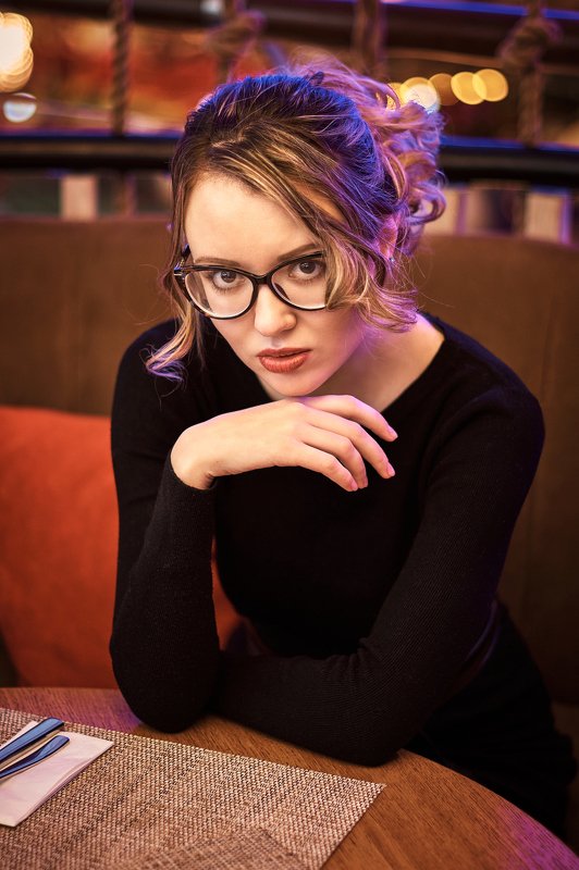 #портрет #portrait #модель #models #portrait_perfection #красивыйсвет #beatifullight #уличныйсвет #streetlight #фотосессия #фотосессиявмоскве #москва #nikon Немного жаль. Немного жаль... немного... фото превью