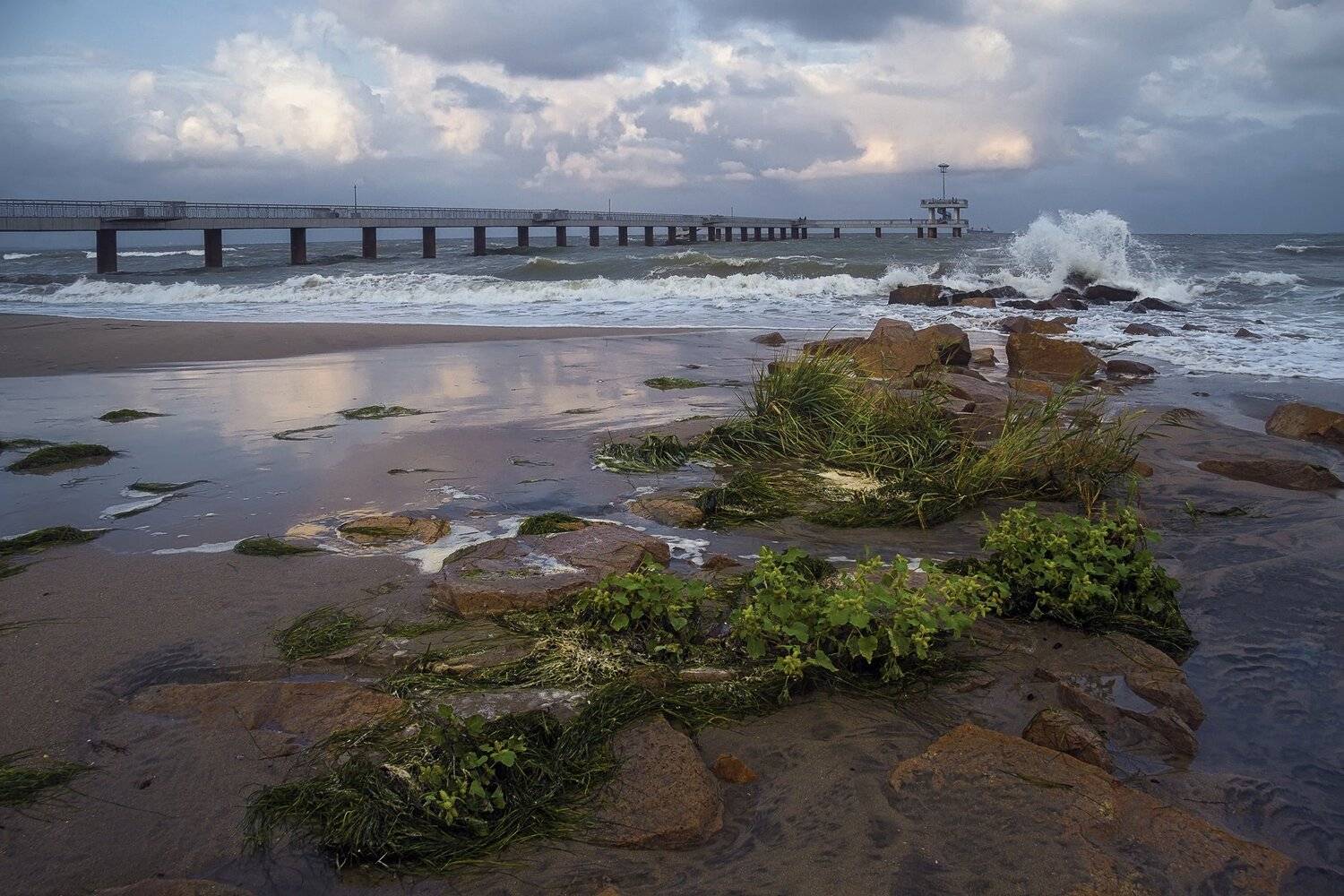 вечер, море, черное, волны, брызги, отражения, мост, берег, камни, трава, облака, Ра Вера