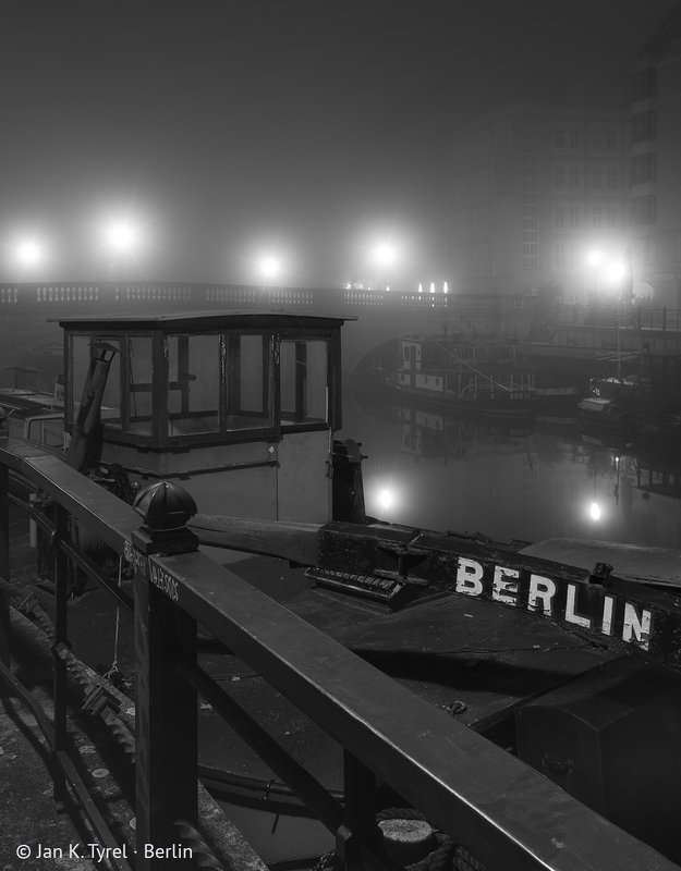 #berlin, nightphotography, fog, foggy, longexposure, Берлин, чб, monochrome, bnw, Чёрно-белая, ночная фотография Berlin: Inner City - historic harbor (Fischerkiez / Fischerinsel) фото превью
