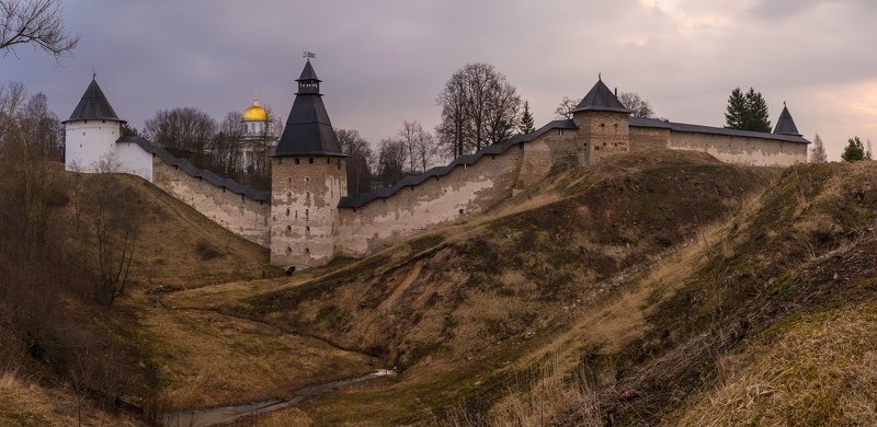 pskov, pleskau, псков, landscape, псковскаяобласть, pskovregion, печоры, pechory, монастырь, облака, утро, nikon, nikonrussia, sigma, velbon, rtgtv, 35photo, russia, foto, фото, photo,photography Печоры. Свято-Успенский Псково-Печерский монастырь. фото превью