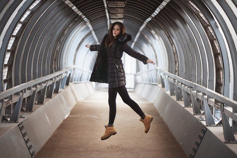 девушка, зима, москва, прыжок M фото превью