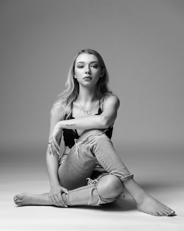 model, girl, portrait, studio, black and white, jeans, beautiful, female Eden фото превью
