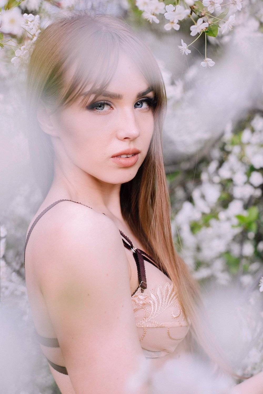 девушка,модель,портрет,глаза,глубина глаз,гербарий,цветы,настроение,эмоции,взгляд,красный,женский портрет, Светлана