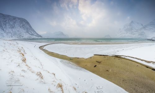 Snowy day at Vik beach