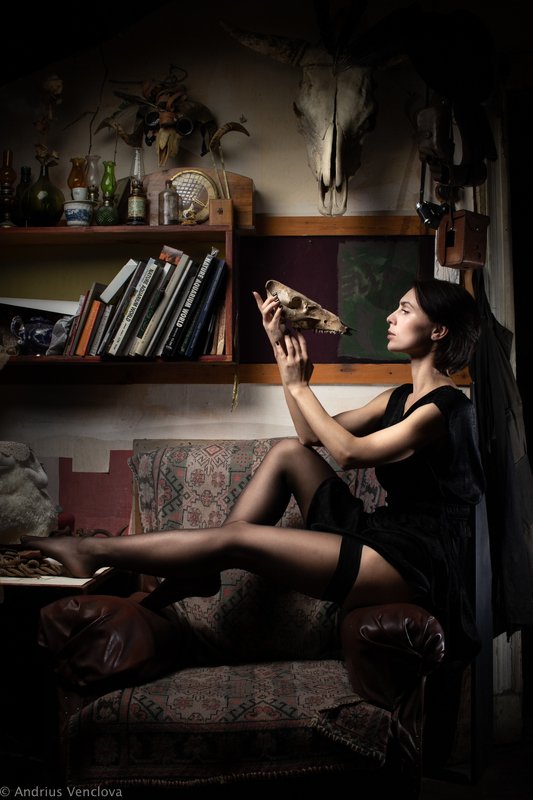 Female with skulls фото превью