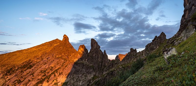 горы, россия, сибирь, саяны, западный саян, ергаки, путешествие, поход, приключения, ник васильев, утро, туман, дерево, кедр, панорама, перевал сказка Закатная Сказка. фото превью