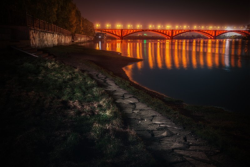 пейзаж, город, архитектура, набережная, мост, коммунальный, подсветка, свет, блик, отражение, ночь, берег, тропа, трава, енисей, красноярск, река, камни Экологическая тропа фото превью
