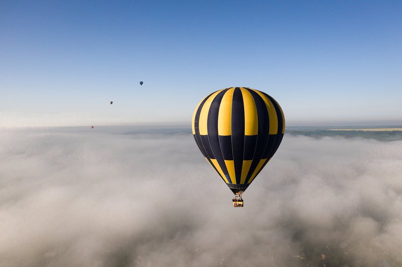 Baloon over the mist фото превью