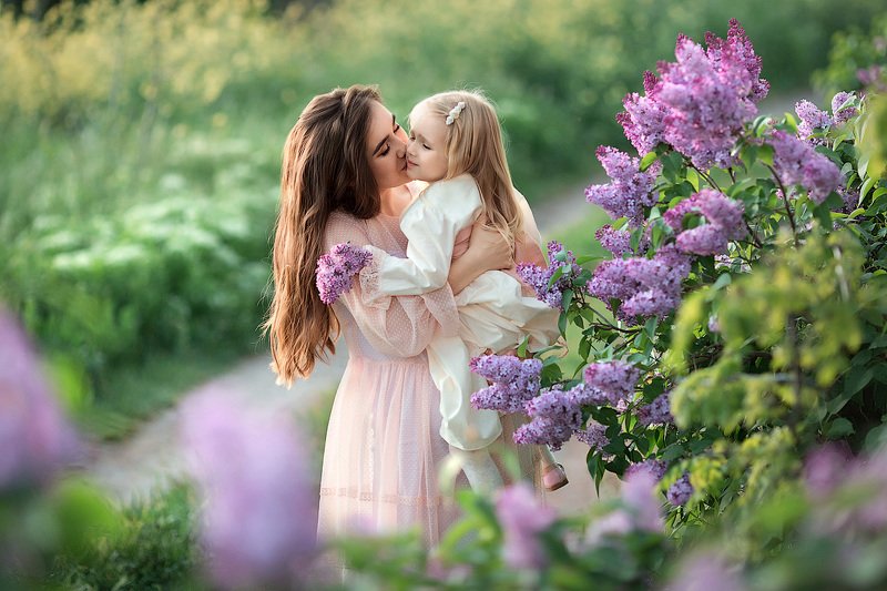 фотопрогулка, семейная фотосессия, весна, мама и дочка, семейная фотосессия, семейный фотограф, фотосессия, радость, счастье, детский и семейный фотограф, дети на фото, мама и малышка, девочка, семья, семейное фото, закат, вечер, сирень, крымская весна Мама и дочка фото превью