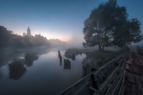 Старый мостик в туман