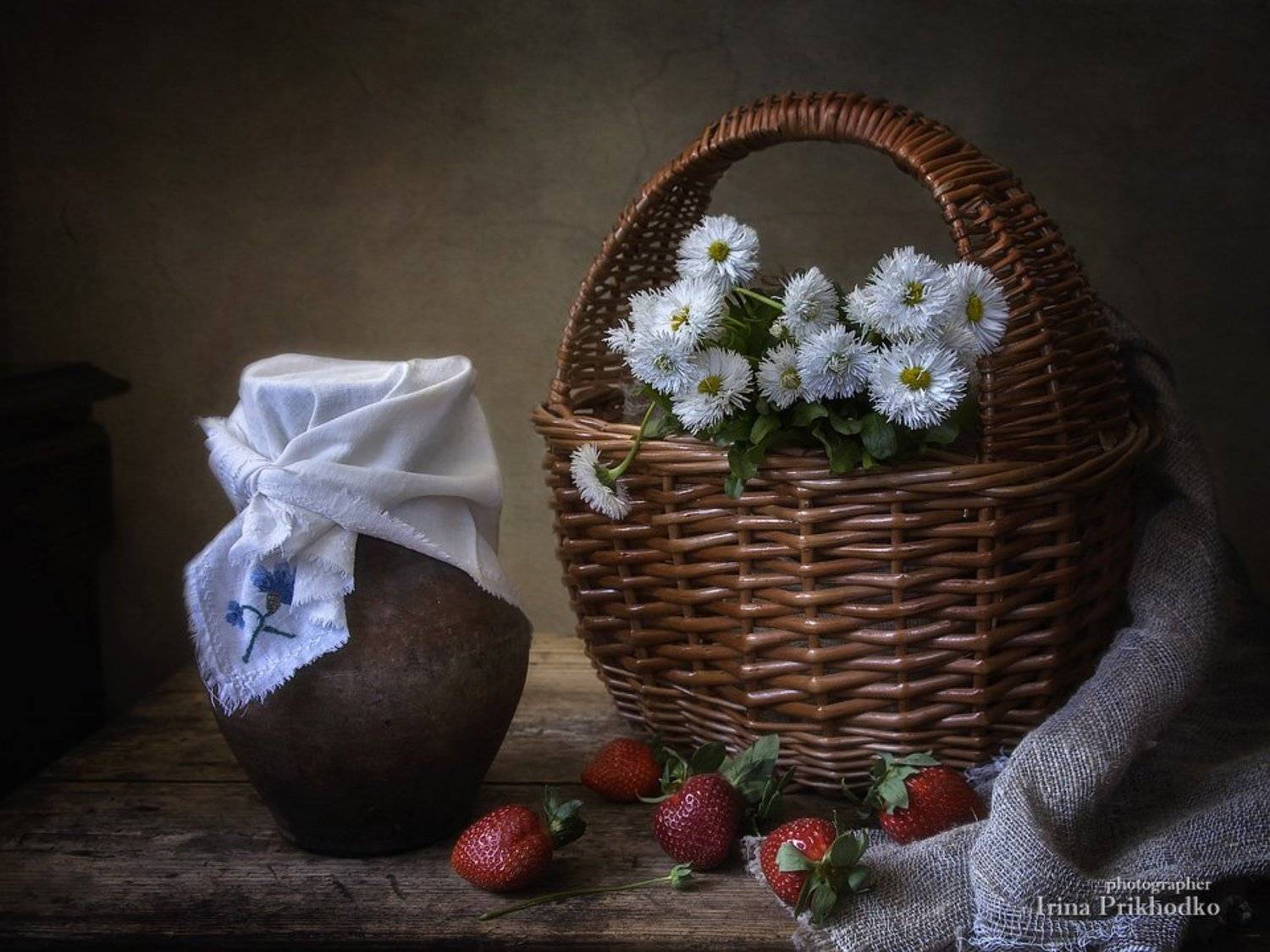 натюрморт, лето, клубника, старые вещи, крышка, клубника, маргаритки, Ирина Приходько