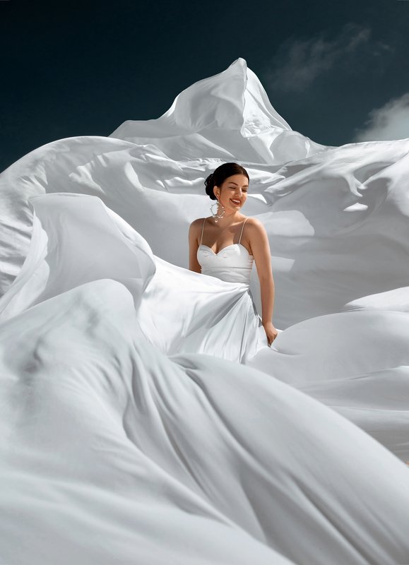 девушка, платье, свет, тень, шлейф, небо, портрет  фото превью