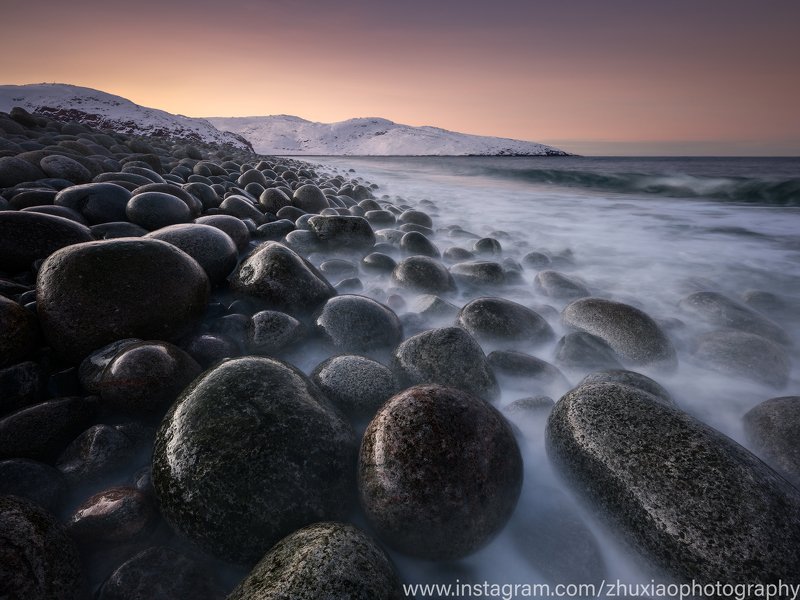 Огромный каменный пляж фото превью