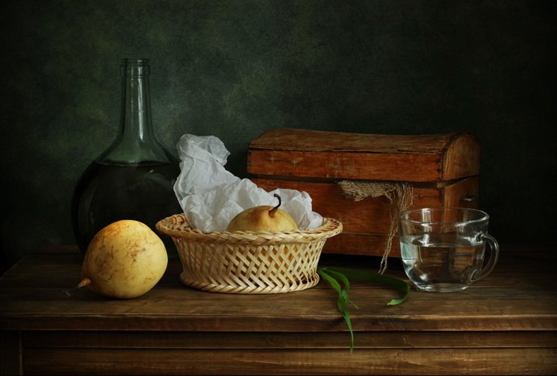 натюрморт, шкатулка, груши, бутылка, чашка, корзинка с грушами фото превью