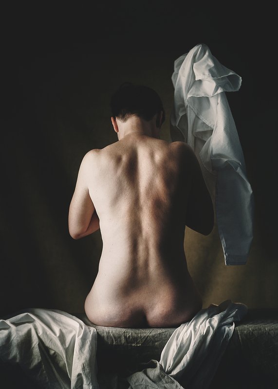 ню, девушка, тело, мускулатура, ткань, драпировка, свет, настроение Обнаженная спина фото превью