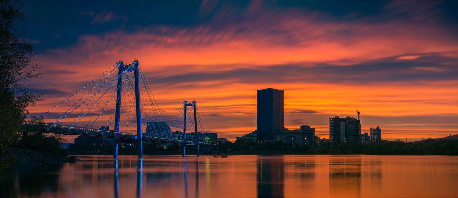 пейзаж, природа, город, архитектура, красноярск, енисей, сибирь, мост, вантовый, подсветка, берег, набережная, свет, краски, отражения, река, закат, большой, высокий, небоскреб, Дмитрий Антипов