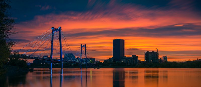 пейзаж, природа, город, архитектура, красноярск, енисей, сибирь, мост, вантовый, подсветка, берег, набережная, свет, краски, отражения, река, закат, большой, высокий, небоскреб Город на большой реке фото превью