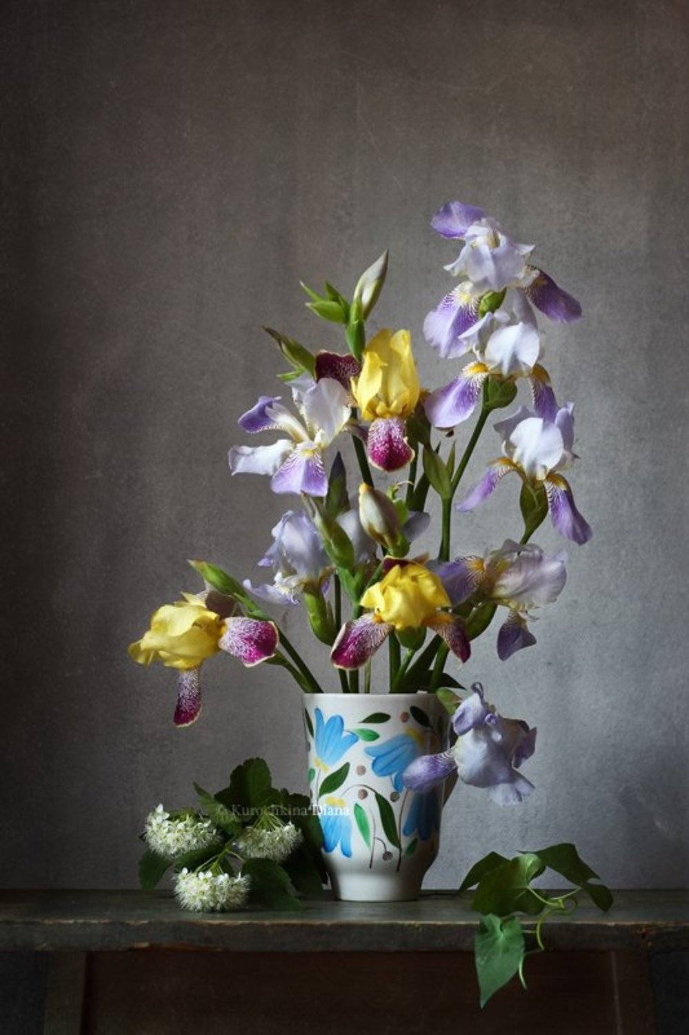 натюрморт, цветочный натюрморт, цветы, ирисы, спирея, Курочкина Диана