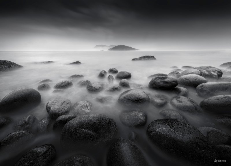 sea,black & white,travel,sky,wave,typhoon,light and shadow,cobblestone Pebble beach фото превью