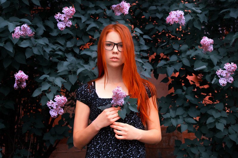 девушка, рыжая, цветы, сад, сирень, вечер,зелень, сони, Диана фото превью