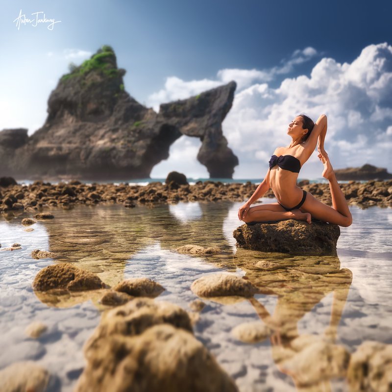 индонезия, пляж, йога, утро, рассвет, скала, клиф, камни, берег, асана, поза, девушка, женщина, хатха, нуса пенида, атух, отражение,   indonesia, beach, yoga, morning, sunrise, rock, cliff, stones, coast, asana, pose, girl, woman, hatha, nusa penida, atuh In Harmony With Nature фото превью