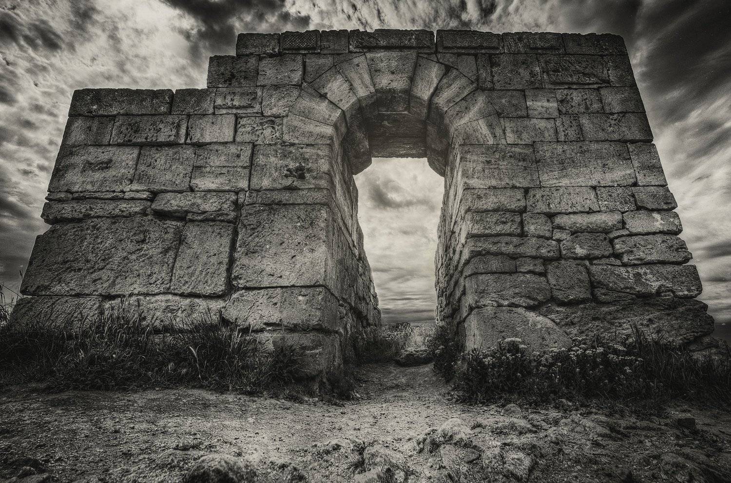 черно-белое, black and white, античность, древность, археология, архитектура, портал, арки, врата, городище пантикапей, &pi;&alpha;&nu;&tau;&iota;&kappa;ά&pi;&alpha;&iota;&omicron;&nu;, эллада, боспорское царство, керчь, крым, россия, Анатолий Щербак