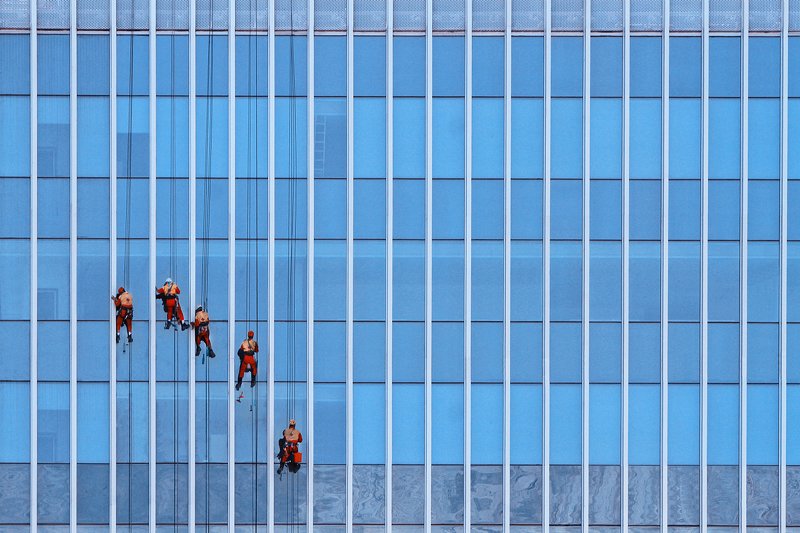 Men clean the building glass фото превью