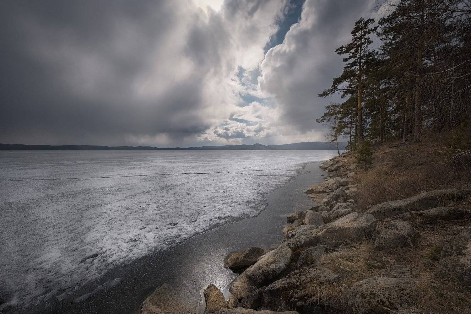 тургояк, весна, апрель, озеро, лед, снег, берег, камни, лес, небо, облака, солнце, Андрей Чиж