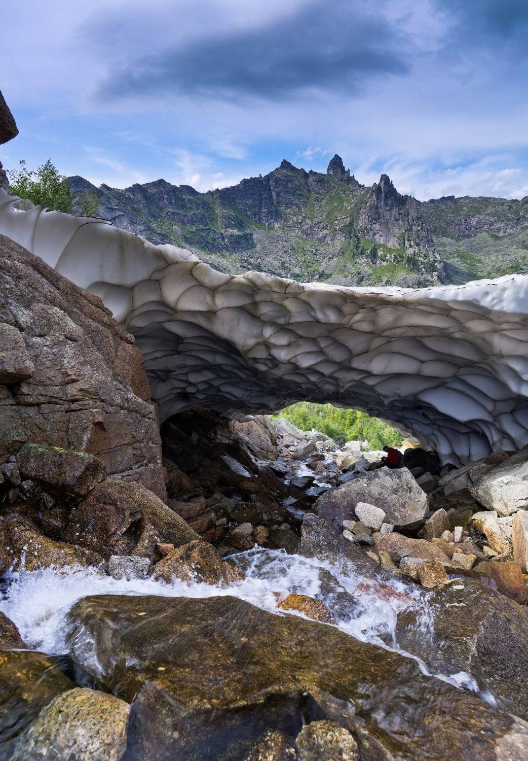 горы, россия, сибирь, саяны, западный саян, ергаки, путешествие, поход, приключения, ник васильев, водопад, снег, снежный мост, Николай Васильев