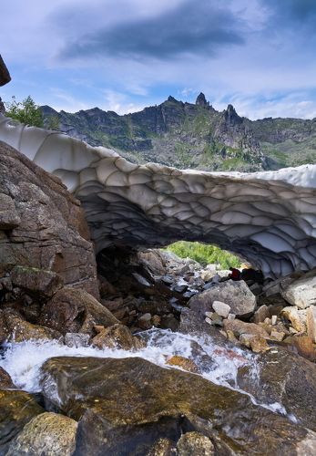 Под животом моста.
