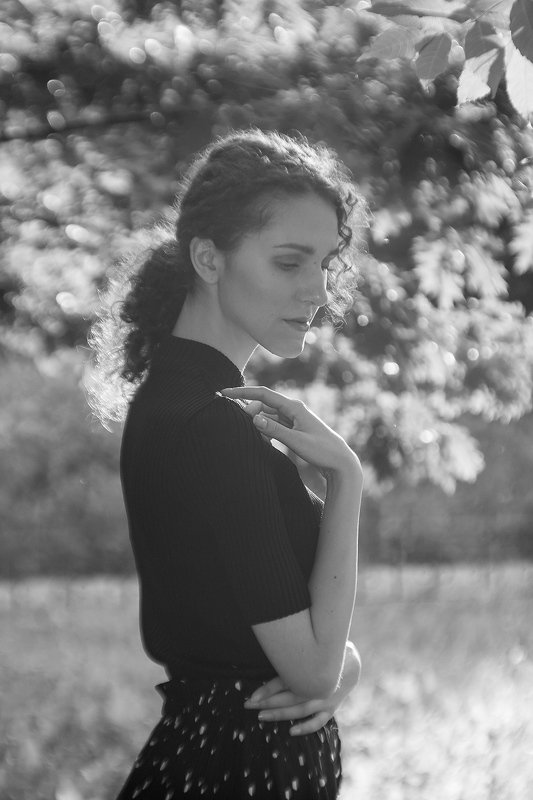 female, portrait, park, outdoors, summer, femine, feminine, woman, young, adult, girl, black and white, petzval, lens, darlot, bokeh, retro, vintage Walking фото превью