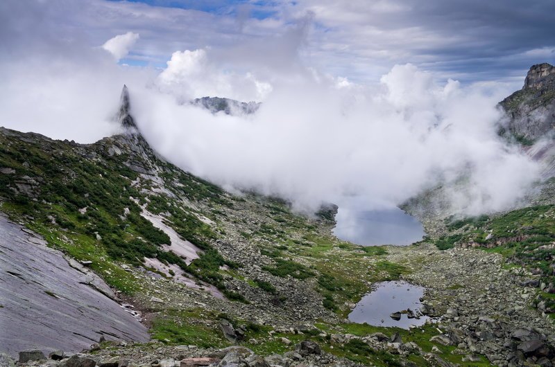 горы, россия, сибирь, саяны, западный саян, ергаки, путешествие, поход, приключения, ник васильев, туман, облако, скала парабола, озеро горных духов, ненастье Облачный прорыв. фото превью