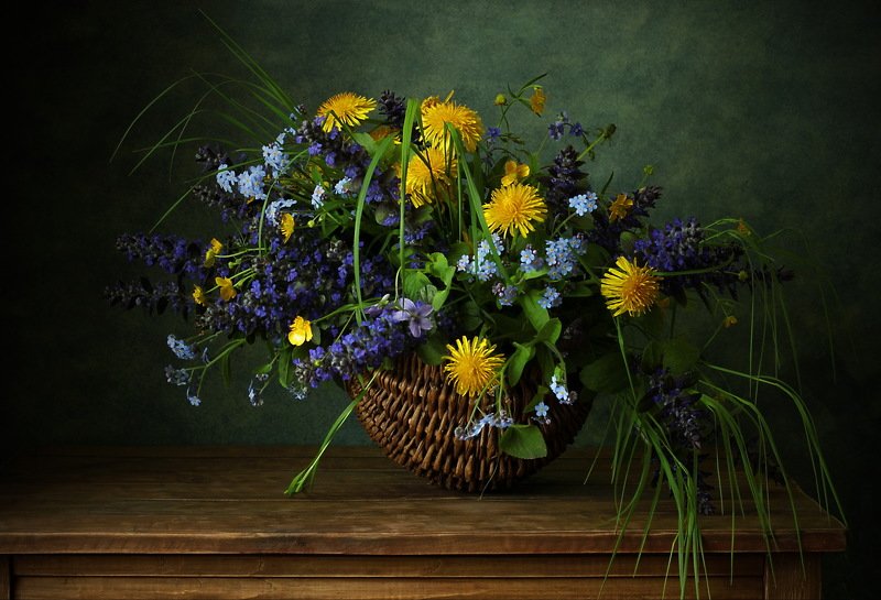 натюрморт., цветы., корзинка., одуванчик., живучка., незабудка летний фото превью