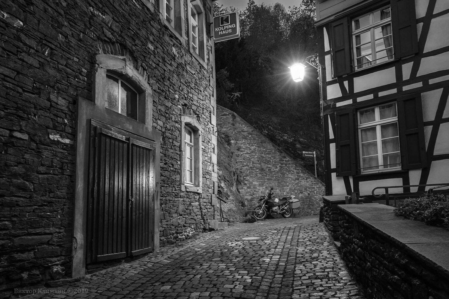 город, моншау, monschau, германия, европа, старинный, вековой, постоянный, мотоцикл, временный, мимолётный, недолговечный, бренный, средневековый, современный, Виктор Климкин