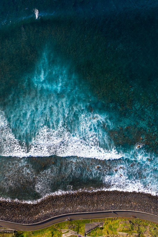 madeira ,portugal ,saovicente ,lsurfing ,island ,atlanticocean ,surfers ,aerial ,dronephotography ,vertical ,reef ,nature ,sport ,action ,exploremadeira ,travel ,waves ,breakingpoint ,planet ,underwater ,volcanic ,catchingwaves ,spring ,weather ,volcanici Catching up фото превью