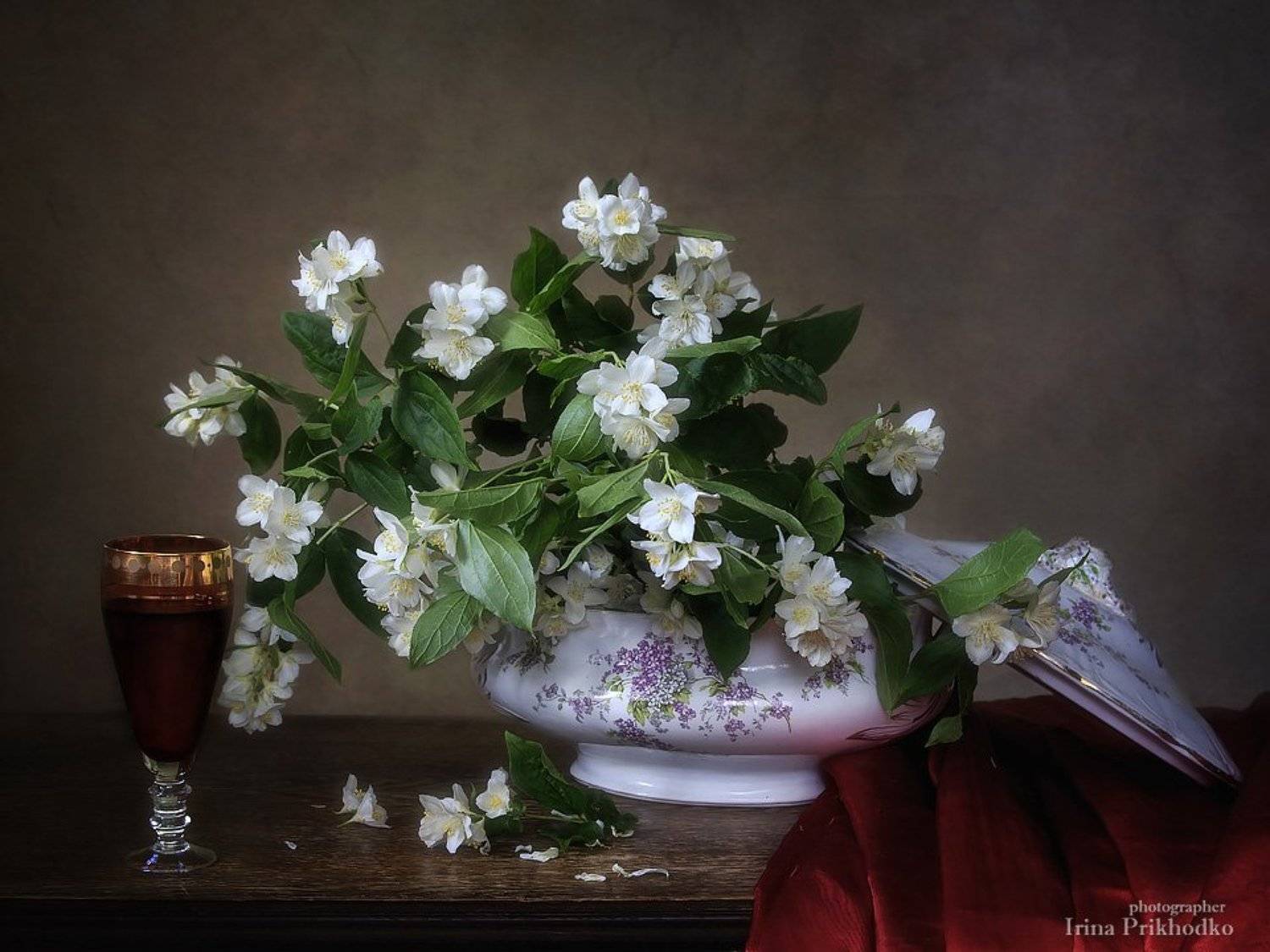 натюрморт, винтажный натюрморт, цветочный натюрморт, ретро, чубушник, бокал вина, Ирина Приходько