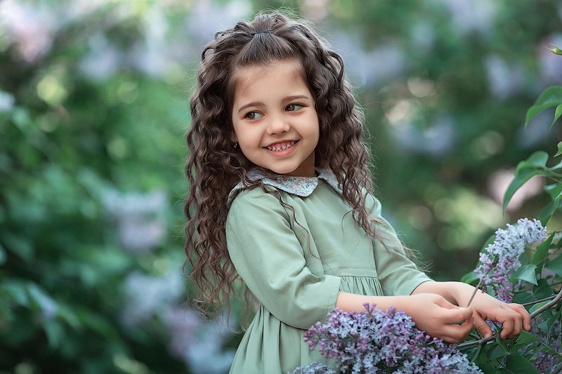 девочка,  детская и семейная фотосессия, детский и семейный фотограф, радость, восторг, счастье, фотосессия, маленькие дети, детское фото, детский фотограф, детское фото, детская фотосессия, весна, сирень,восторг Эсми и сирень фото превью