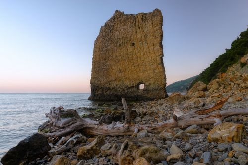 Рассвет у скалы Парус