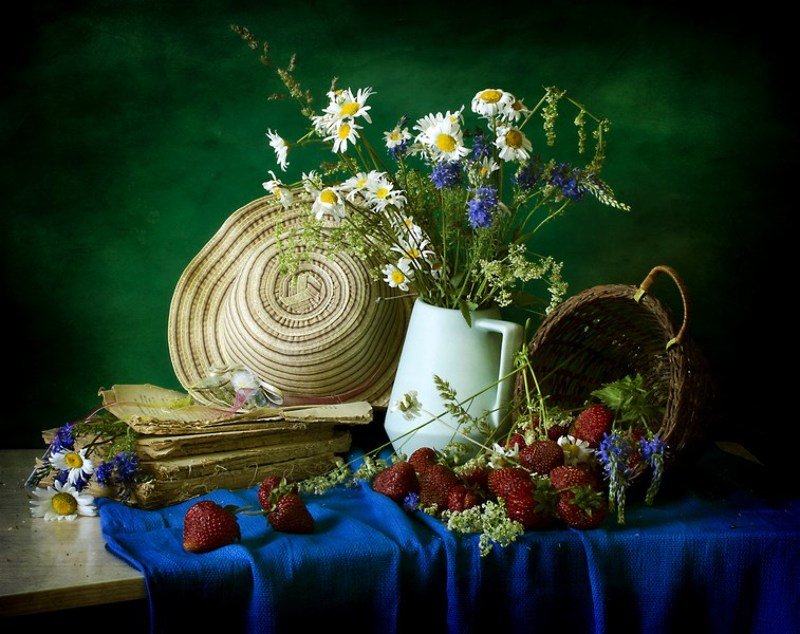 Натюрморт с клубникой фото превью