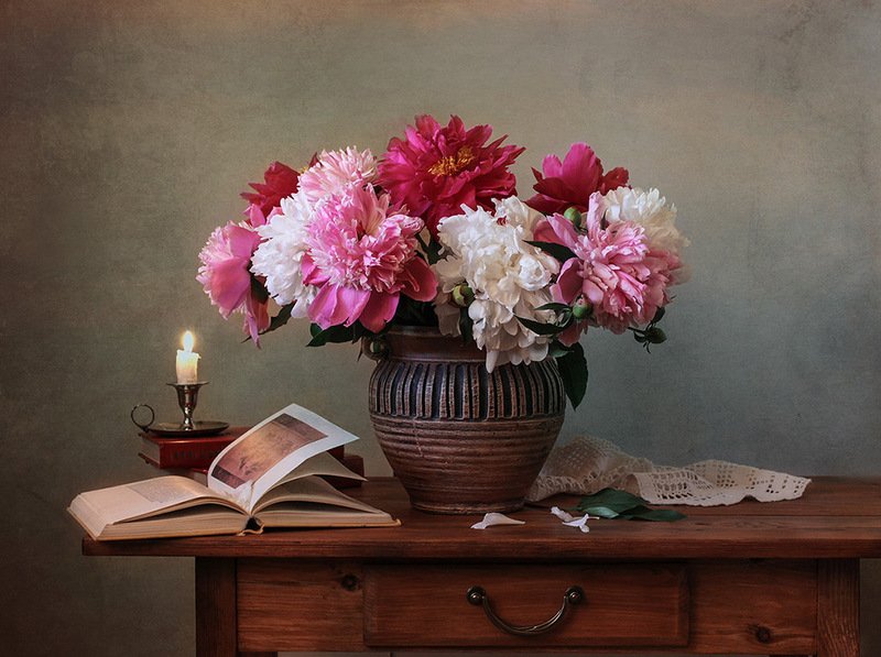 ваза, пионы, книги,свеча. Натюрморт с пионами и книгой. фото превью