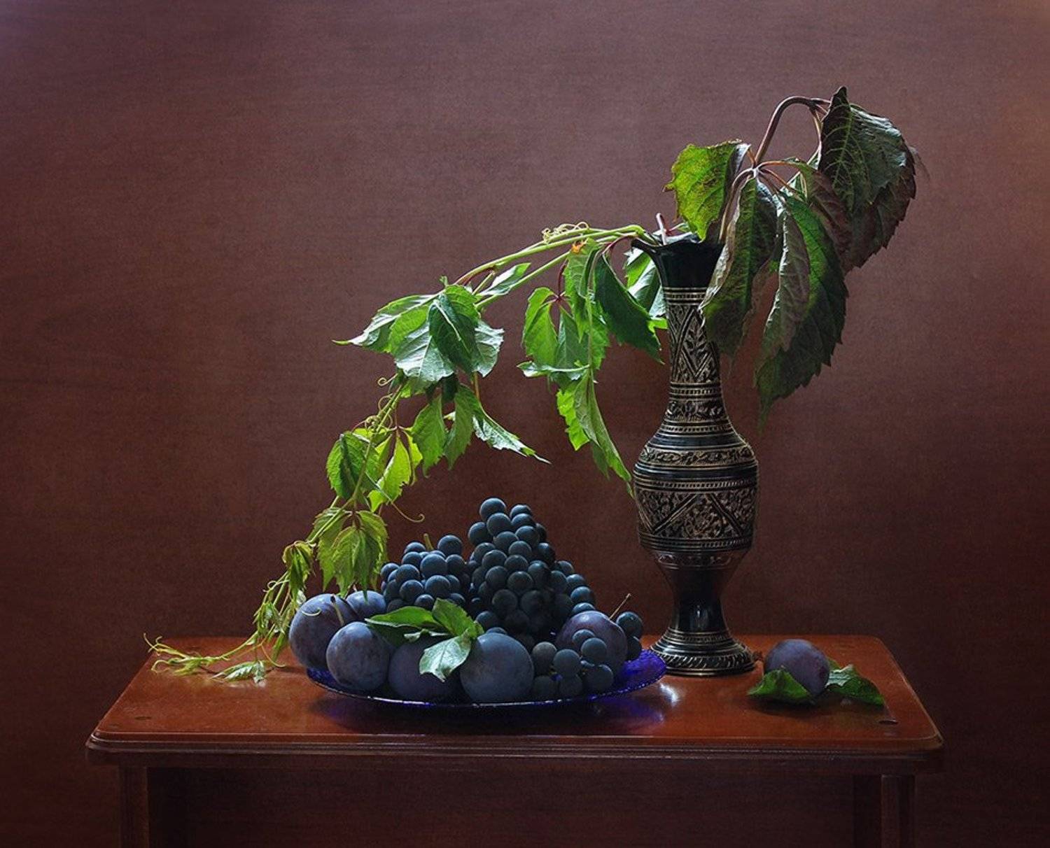 ваза, сливы,виноград,виноградная лоза, Людмила Крюкова