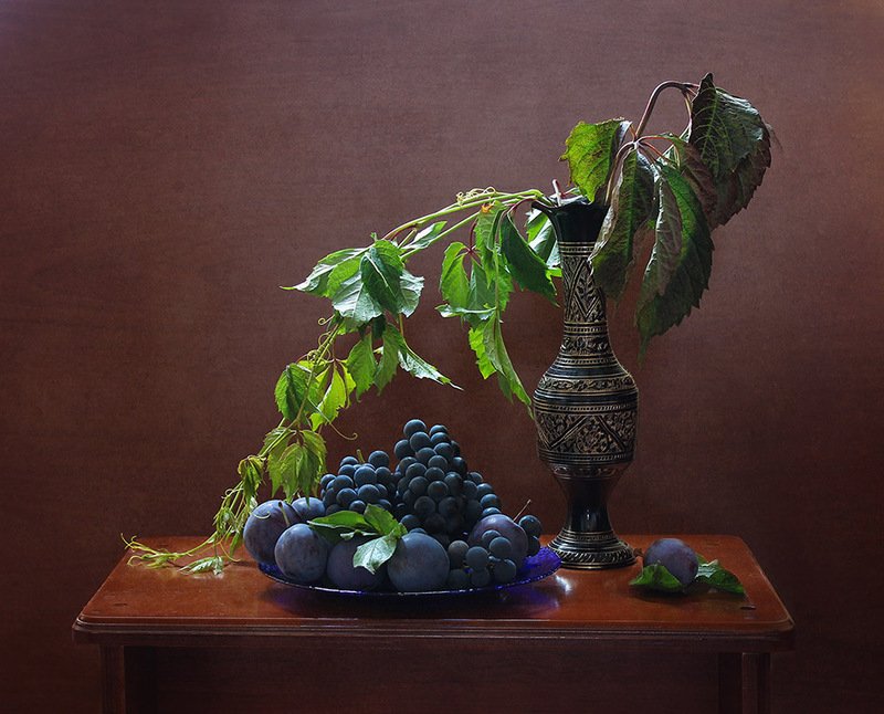 ваза, сливы,виноград,виноградная лоза Натюрморт со сливами и виноградом. фото превью