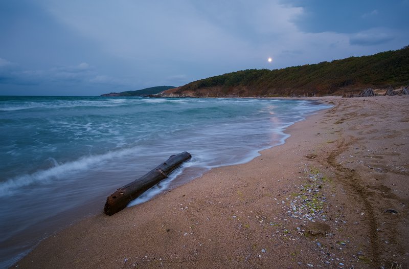 вечер, море, берег, песок, Болгария, тучи, пейзаж, волны, пляж, путешествие, гроза, луна, отражение, Черное море, Bulgaria, Black sea, seascape, sea, evening, moon, thunderstorm, clouds, wind, sand, landscape, autumn, travel Вечер далекой грозы .. фото превью