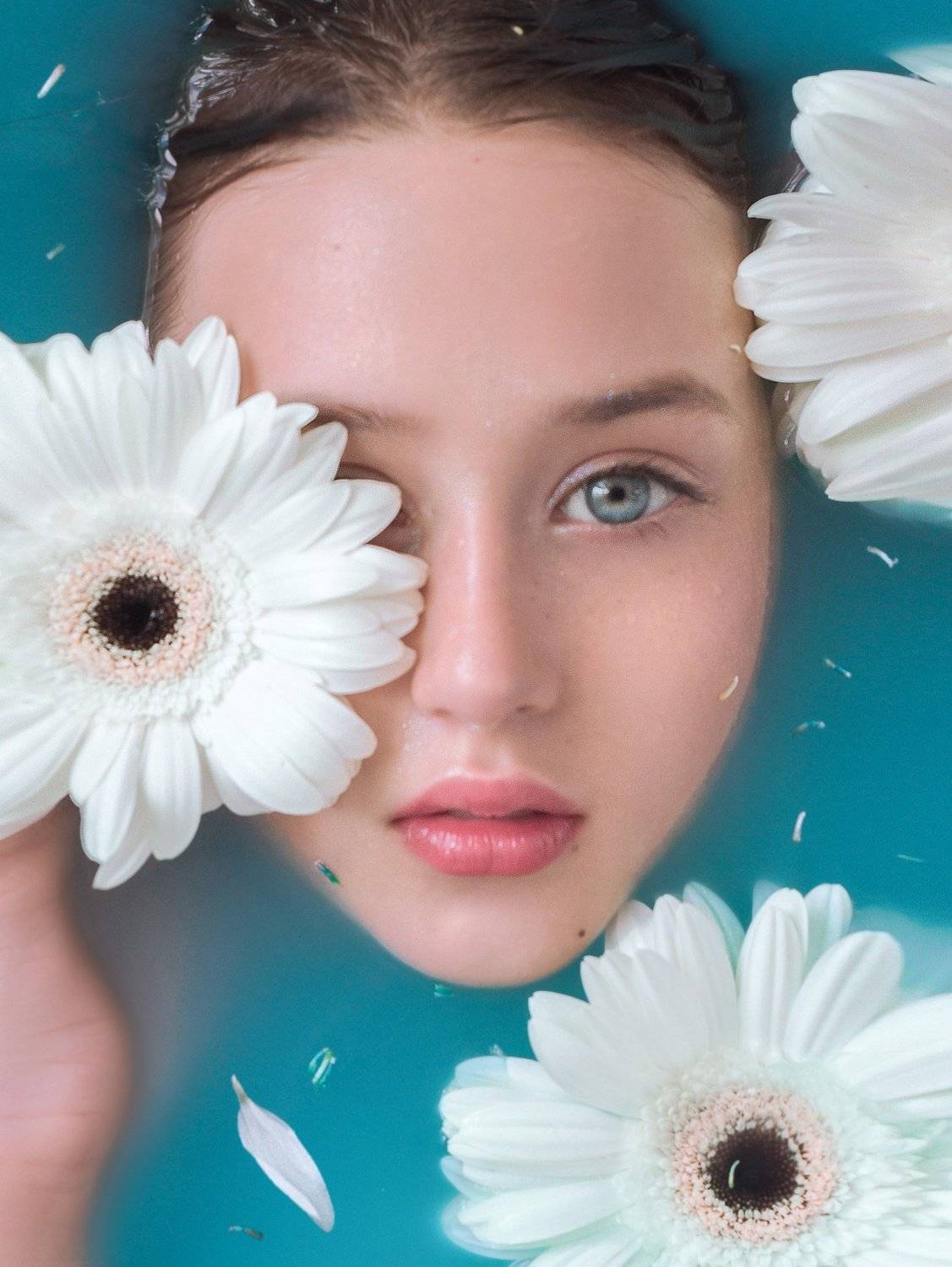 детский портрет, детская фотосессия, голубая вода, герберы, цветы жизни, голубые глаза, девочка, фотосессия в воде, в воде, в ванне, в бассейне, цветы, портрет, детский портрет, Софья Ознобихина
