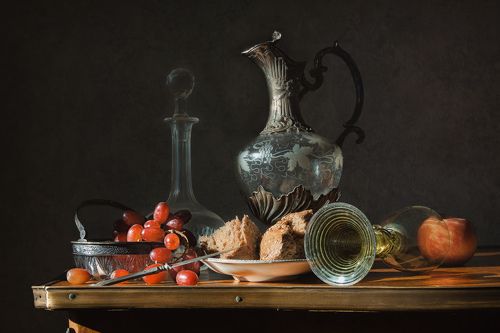 С виноградом и хлебом