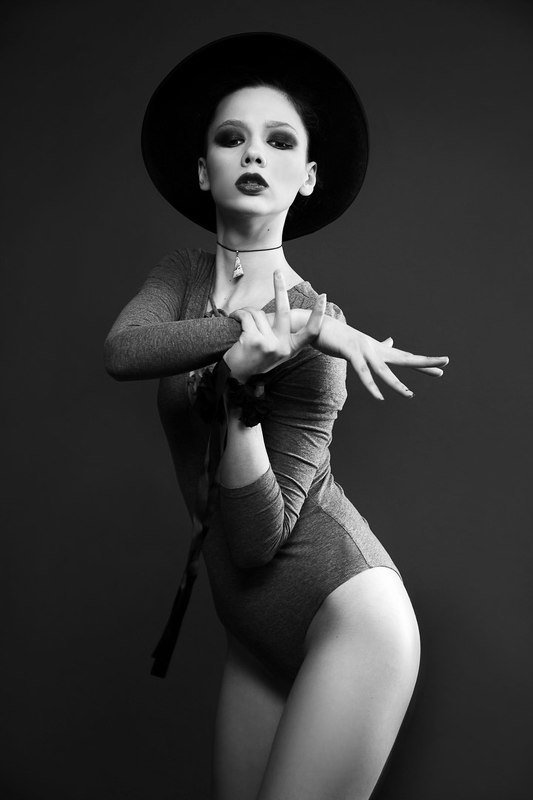 девушка чб шляпа пальцы модель Ксения фото превью