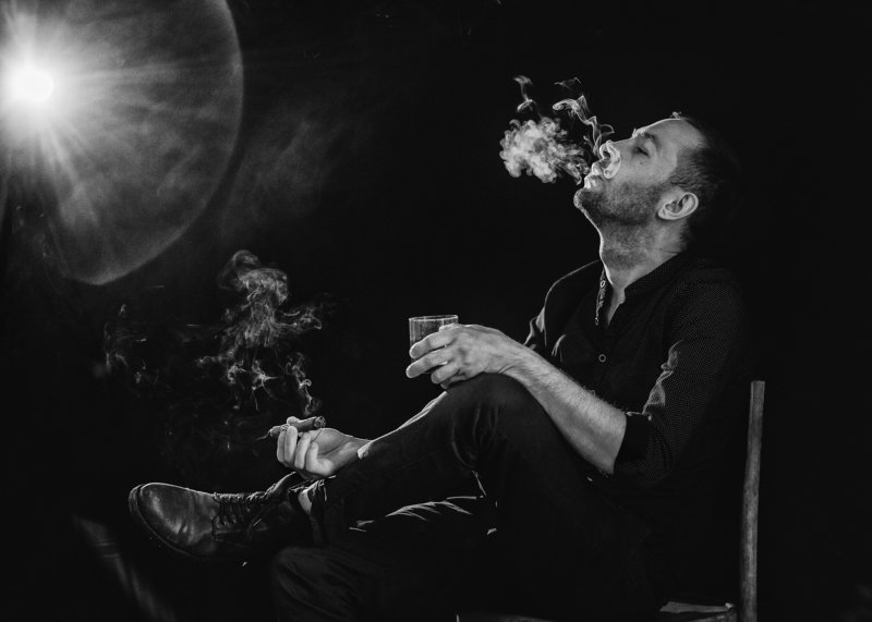 мужской портрет, портрет, мужчина, чернобелое фото, дым, сигара   фото превью