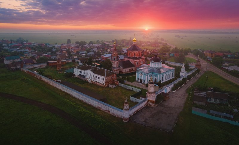 Рассвет над монастырем  фото превью