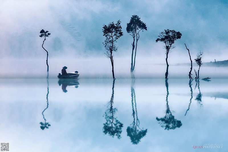 quanphoto, landscape, sunrise, dawn, morning, foggy, fisherman, fishing, clouds, lake, reflections, trees, plateau, vietnam Foggy Morning Reflections фото превью